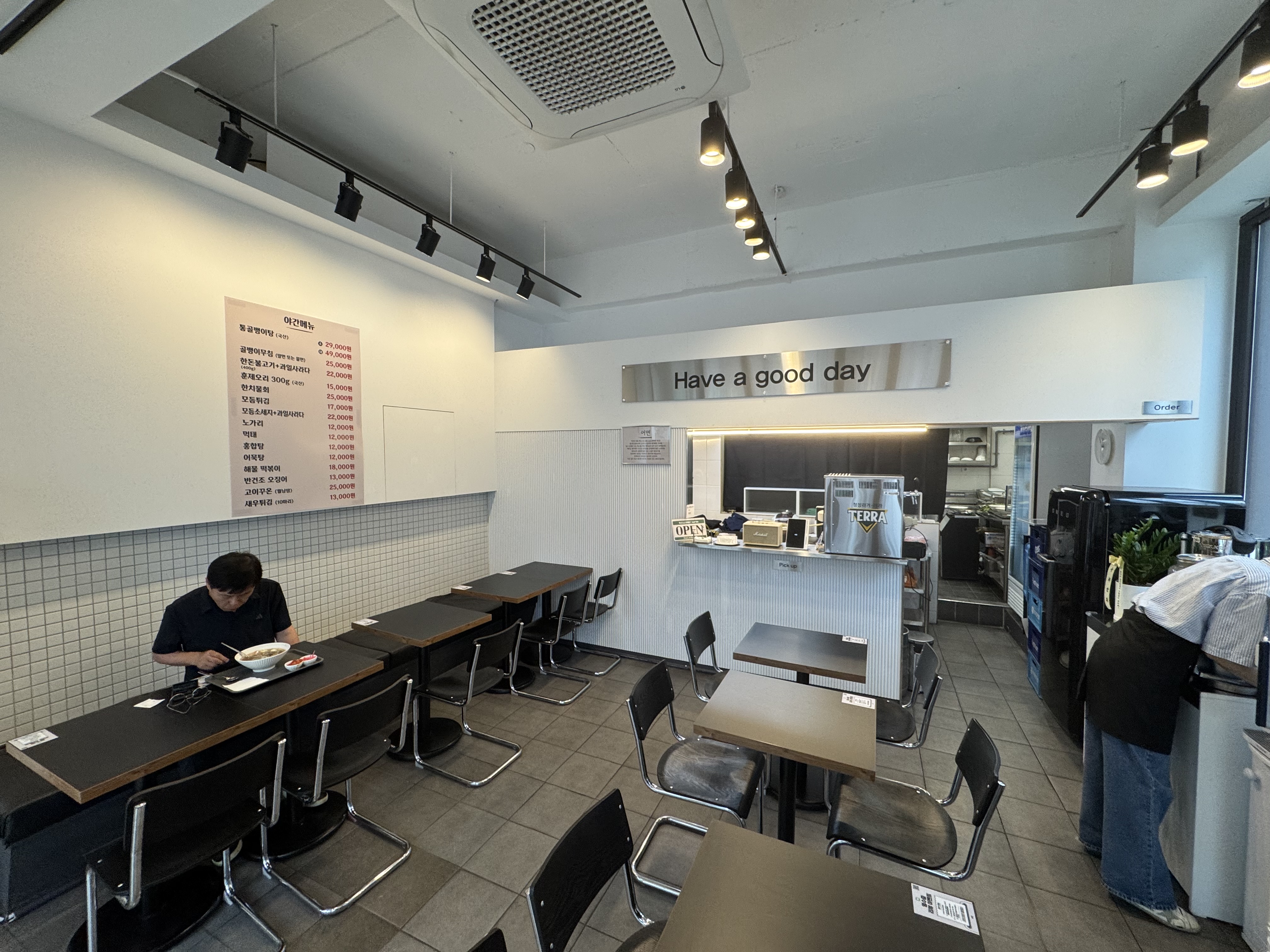 Eomyeon interior