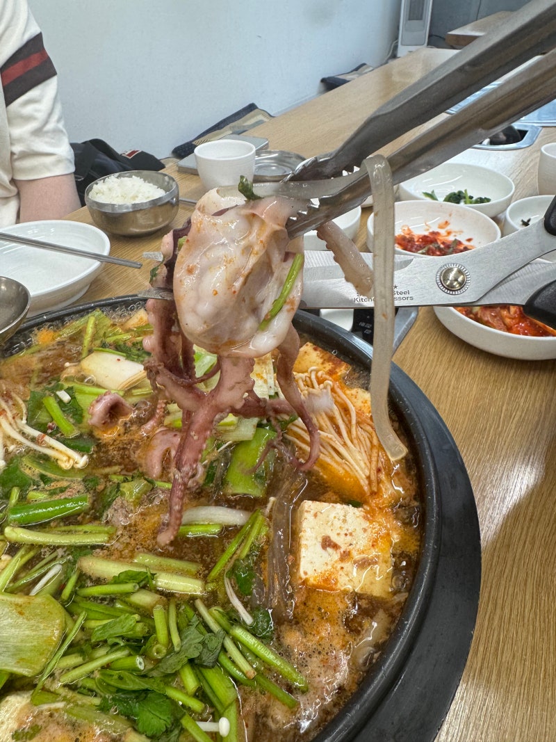 Cooked octopus lifted from bubbling bulnak jeongol